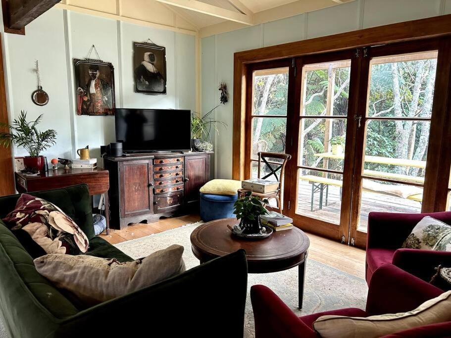 Oakura Pond Cottage - A Unique Kiwi Holiday Bach מראה חיצוני תמונה
