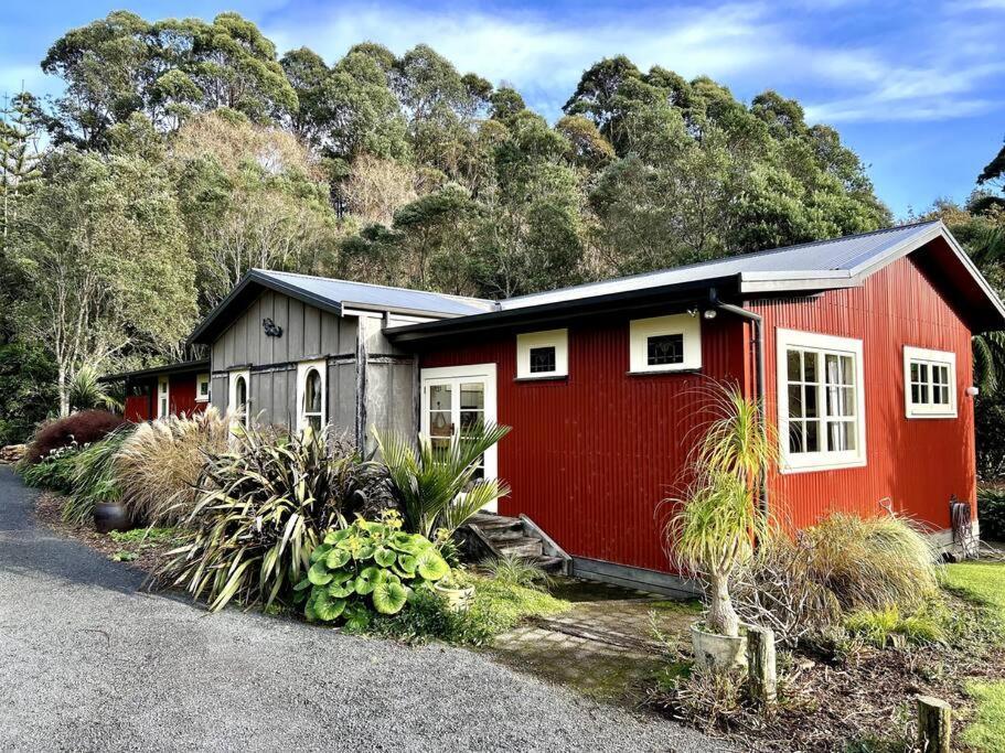 Oakura Pond Cottage - A Unique Kiwi Holiday Bach מראה חיצוני תמונה